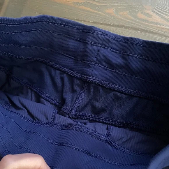 Lululemon Athletica Navy studio crop - Picture 4 of 6